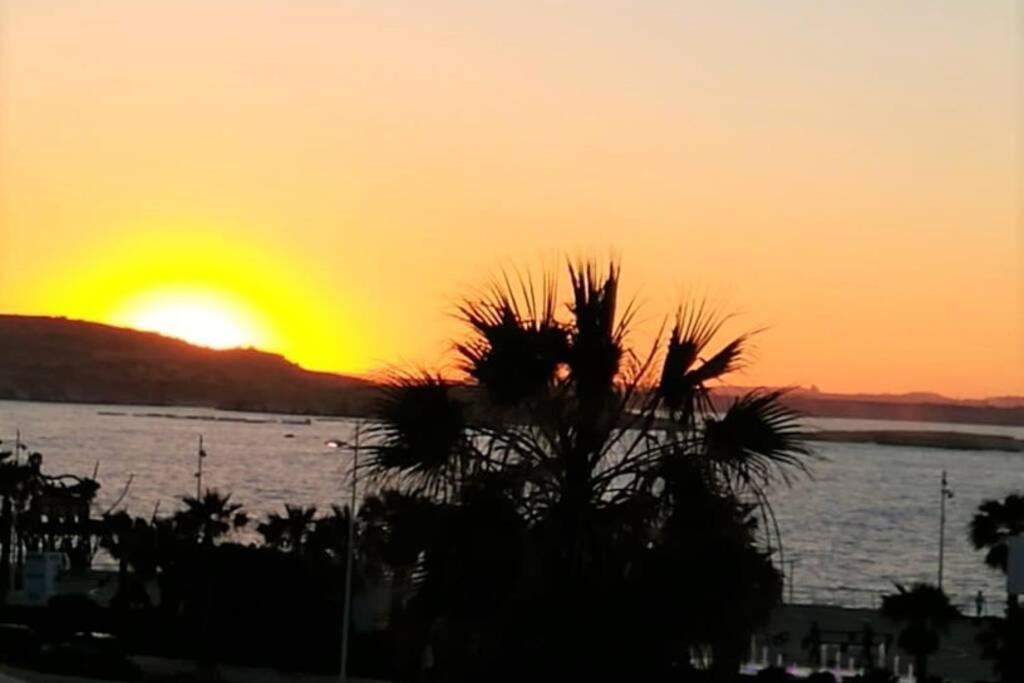 Sunshine Holiday Apartment 5 With Spectacular Seaviews خليج سانت بول المظهر الخارجي الصورة