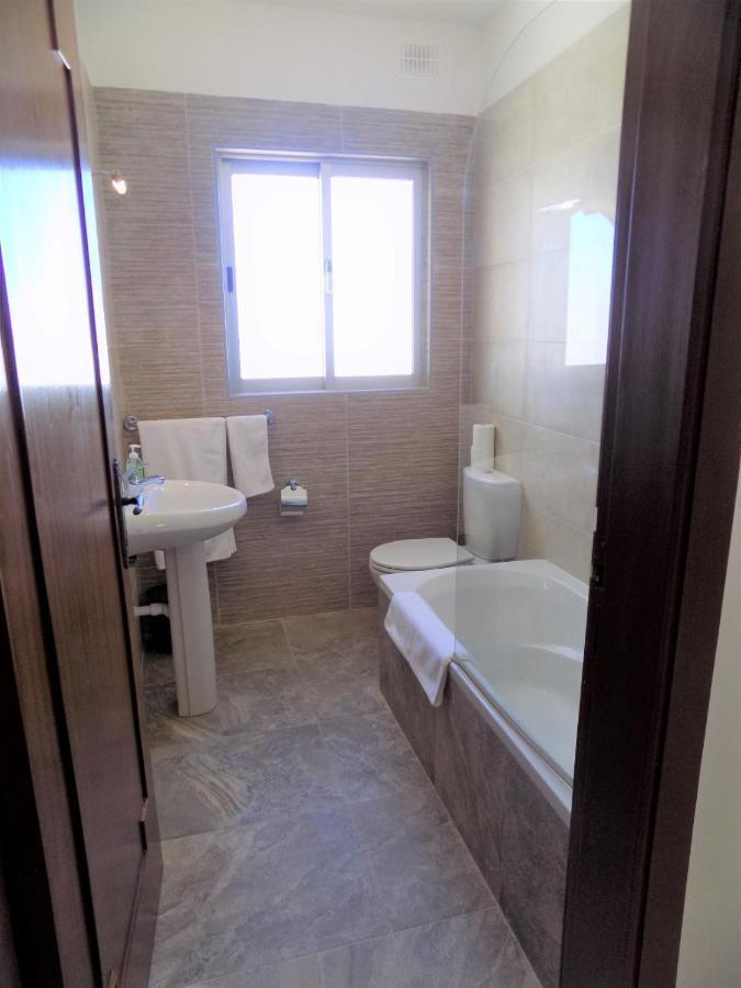 Sunshine Holiday Apartment 5 With Spectacular Seaviews خليج سانت بول المظهر الخارجي الصورة
